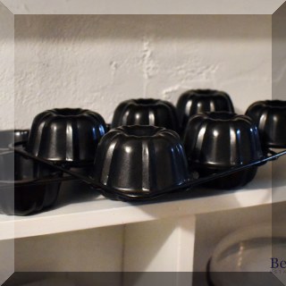 K21. Baking pans.